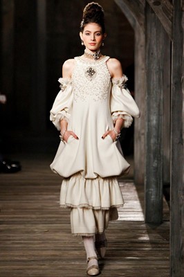 Lot 253 - A Chanel by Karl Lagerfeld ivory wool evening dress, 'Paris-Edinburgh' Métiers d'Art collection, 2012-13