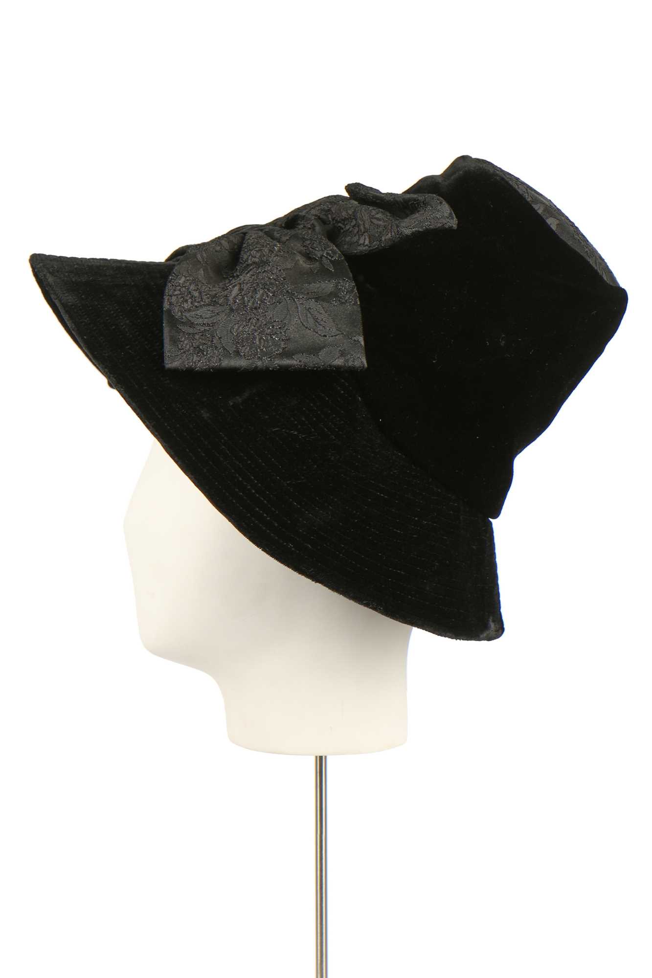 Lot 85 - A Christian Dior velvet hat, late 1950s-early 1960s
