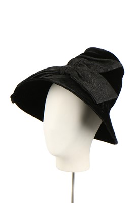Lot 85 - A Christian Dior velvet hat, late 1950s-early 1960s