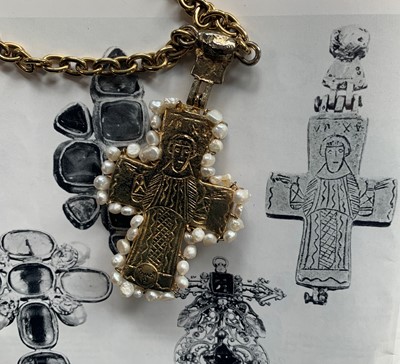 Lot 14 - A fine Chanel gilt chain necklace with large bejewelled crucifix pendant, 1971-1981