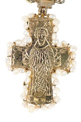 Lot 14 - A fine Chanel gilt chain necklace with large bejewelled crucifix pendant, 1971-1981