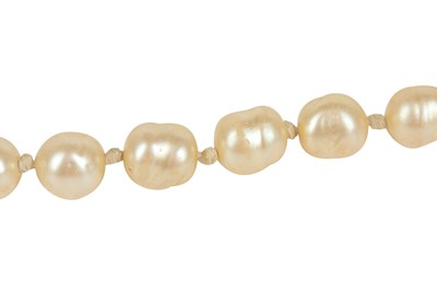 Lot 17 - A fine Chanel 'pearl' sautoir, 1981
