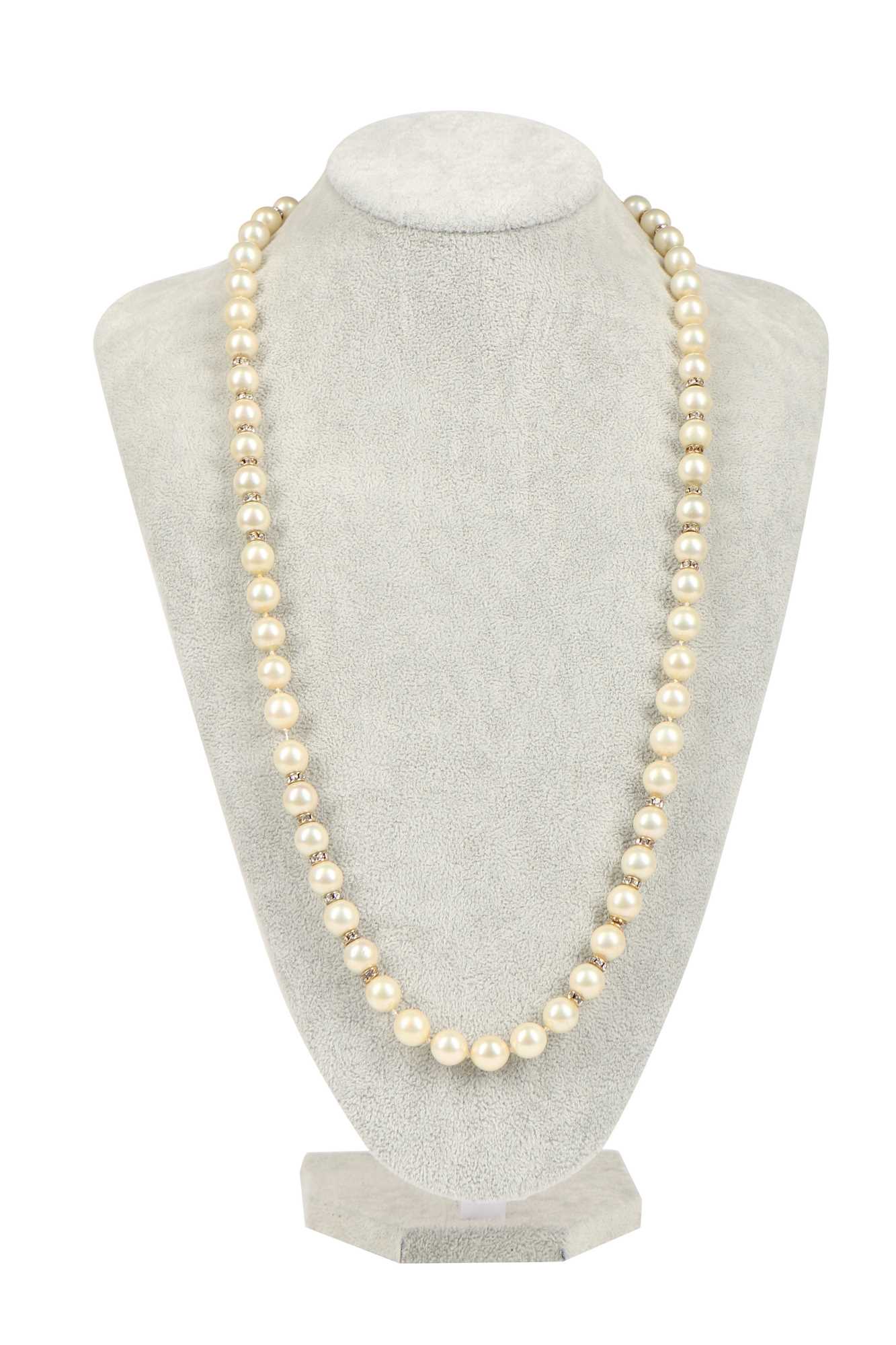 Lot 18 - A Chanel 'pearl' sautoir, 1981