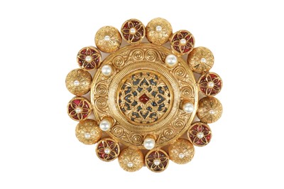 Lot 148 - A Chanel gilt metal brooch, 1970s