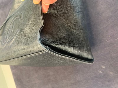 Lot 15 - A Chanel navy leather bucket bag with leather shoulder strap, 1994-1997