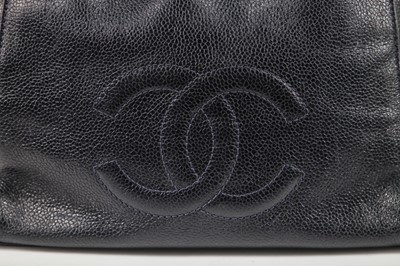 Lot 15 - A Chanel navy leather bucket bag with leather shoulder strap, 1994-1997