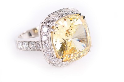 Lot 151 - A cushion cut imitation yellow diamond in 14k...
