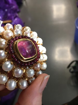 Lot 68 - A Robert Goossens brooch, 1980s