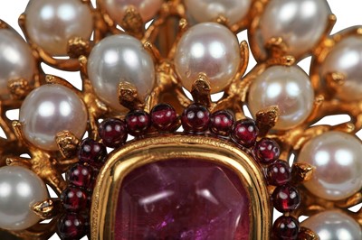 Lot 68 - A Robert Goossens brooch, 1980s