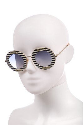 Lot 76 - A pair of Gucci sunglasses, modern