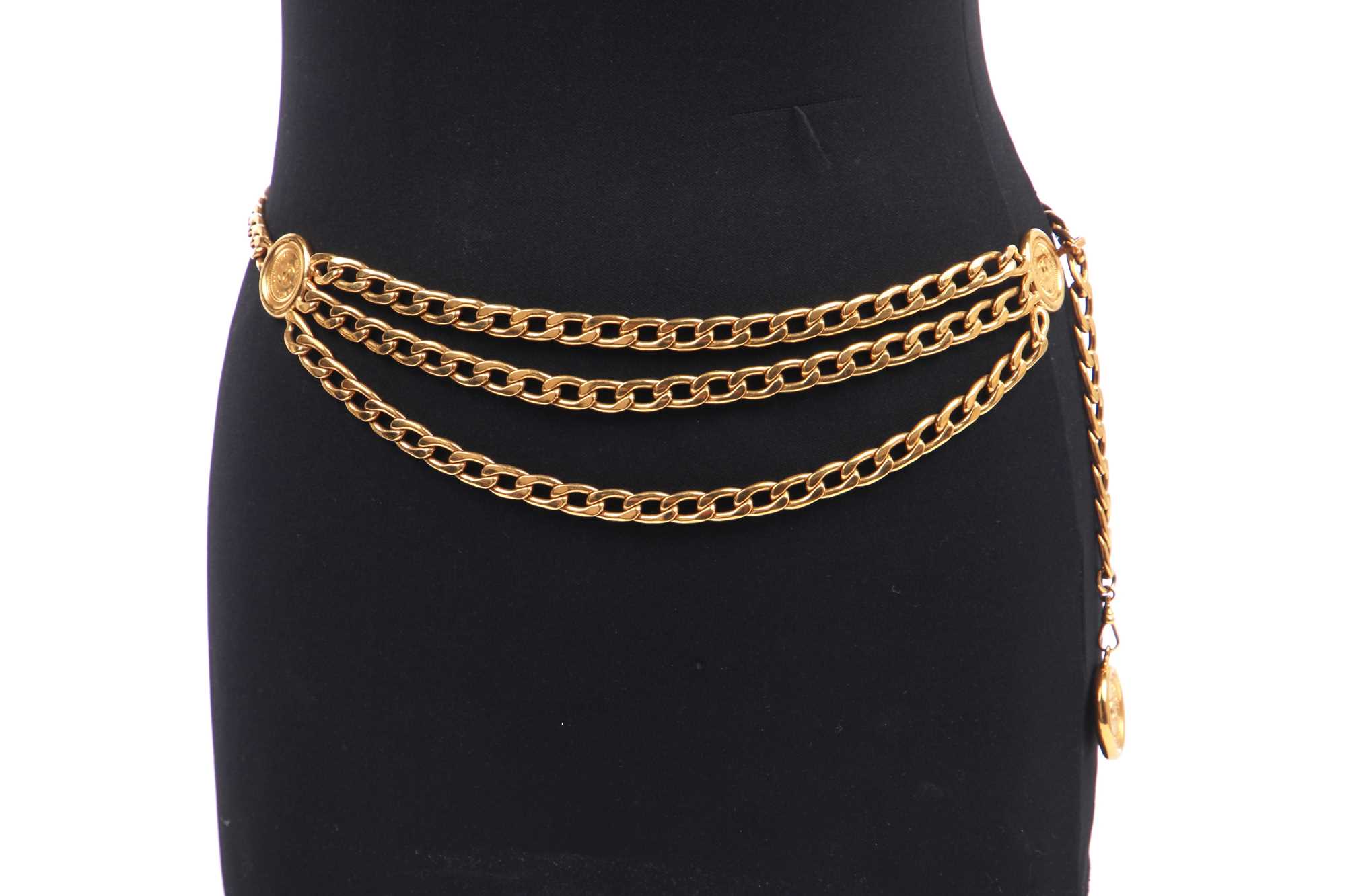 Lot 10 - A Chanel chunky gilt chain belt, 1980s-90s display picture 1