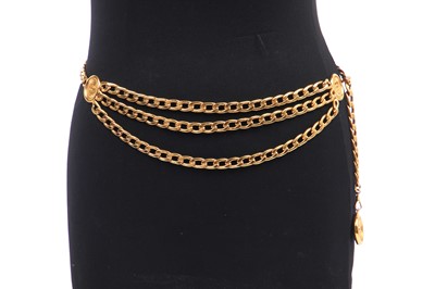 Lot 10 - A Chanel chunky gilt chain belt, 1980s-90s