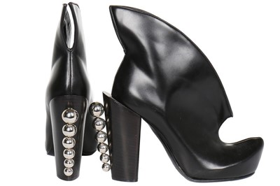 Lot 66 - A pair of Marc Jacobs sculptural ankle boots,...