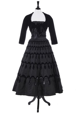Lot 233 - A Christian Dior couture evening ensemble, 'Profilée' line, Autumn-Winter 1952