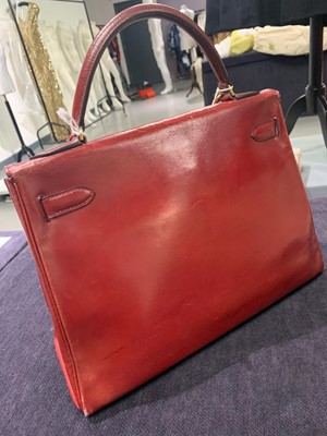 Lot 49 - An Hermès oxblood Box leather Retourné Kelly 32, 1978