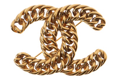 Lot 22 - A Chanel gilt chain double 'C' brooch, 1980s