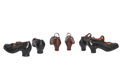 Lot 355 - A group of shoes and hats, 1930s-1940s