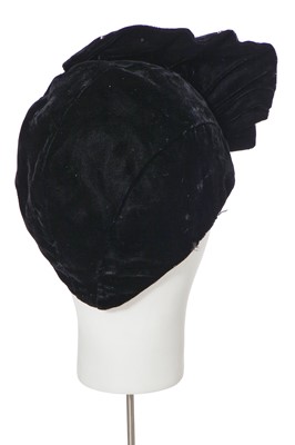 Lot 355 - A group of shoes and hats, 1930s-1940s