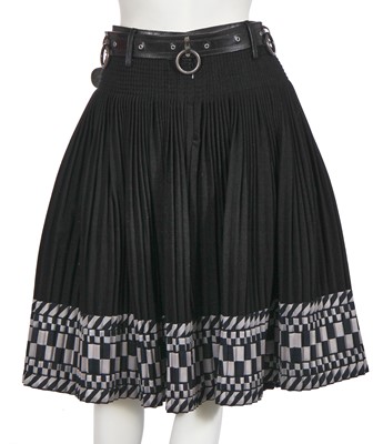 Lot 62 - An Alexander McQueen pleated showpiece skirt and belt, 'Scanners' collection, Autumn-Winter 2003-04