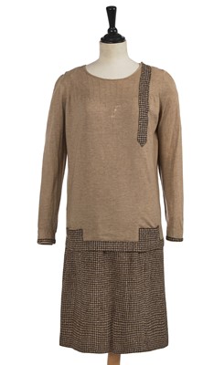 Lot 529 - A checked tweed and jersey day/sports ensemble, attributed to Gabrielle Chanel, 1926-27