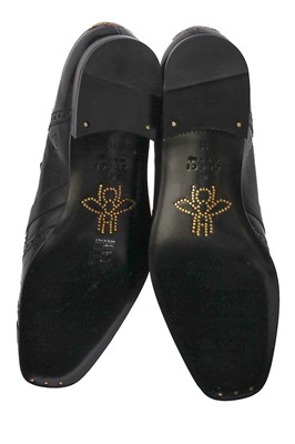 Lot 22 - A pair of Gucci by Alessandro Michelle men's black leather 'cutout' brogues, Autumn-Winter 2017-18