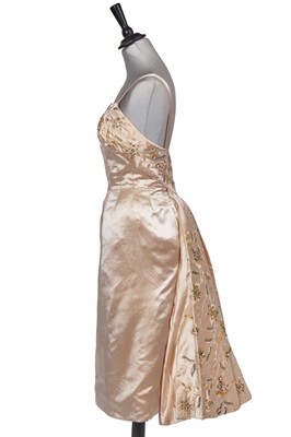 Lot 362 - A Paquin haute couture oyster-coloured satin cocktail dress, 1950s