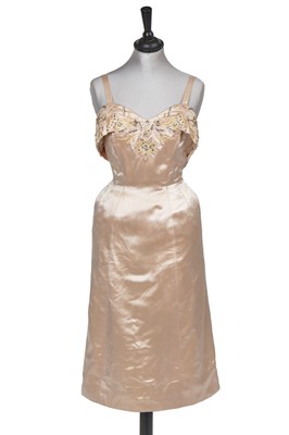 Lot 362 - A Paquin haute couture oyster-coloured satin cocktail dress, 1950s
