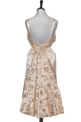 Lot 362 - A Paquin haute couture oyster-coloured satin cocktail dress, 1950s