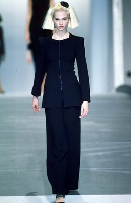 Lot 30 - A Chanel navy wool crêpe suit, Autumn-Winter 1997-98