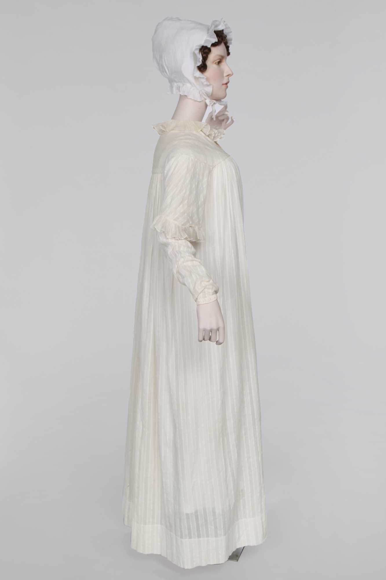 Lot 69 - A morning robe and chemise, 1820s
