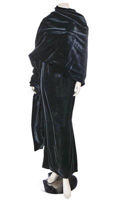 Lot 309 - A Balmain by Oscar de la Renta haute couture dark green velvet evening gown, Autumn-Winter 1996-97