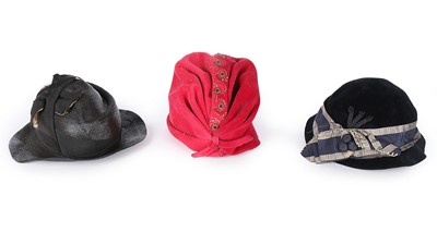 Lot 11 - A group of felt and straw hats, 1920s-40s,...