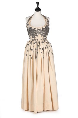 Lot 74 - A Molyneux couture ivory silk grosgrain...
