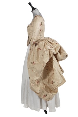 Lot 521 - A Spitalfields brocaded silk robe à l'anglaise, circa 1775