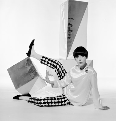 Lot 56 - Peggy Moffitt's Rudi Gernreich Tzaims Luksus arrow-print ensemble, 1966