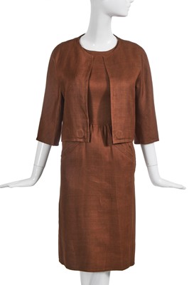 Lot 418 - A Cristóbal Balenciaga haute couture tobacco linen ensemble, Spring-Summer 1963