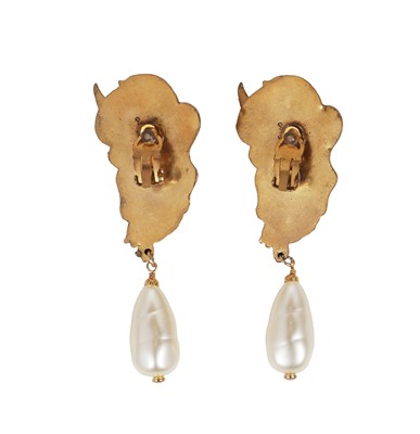 Lot 45 - A pair of Chanel haute couture by Karl Lagerfeld gilt and faux pearl earrings, Spring-Summer 1988