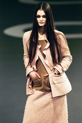 Lot 23 - A Chanel by Karl Lagerfeld ivory wool suit and bag, Autumn-Winter 1999-2000