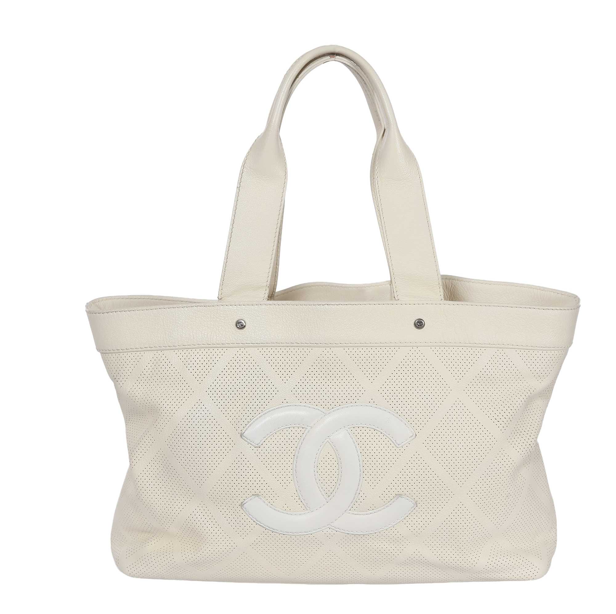 Lot 4 - A Chanel cream perforated caviar leather shoulder bag, 2006-2008