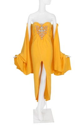 Lot 172 - An Hubert de Givenchy haute couture yellow silk crêpe sheath and stole, Spring-Summer 1990