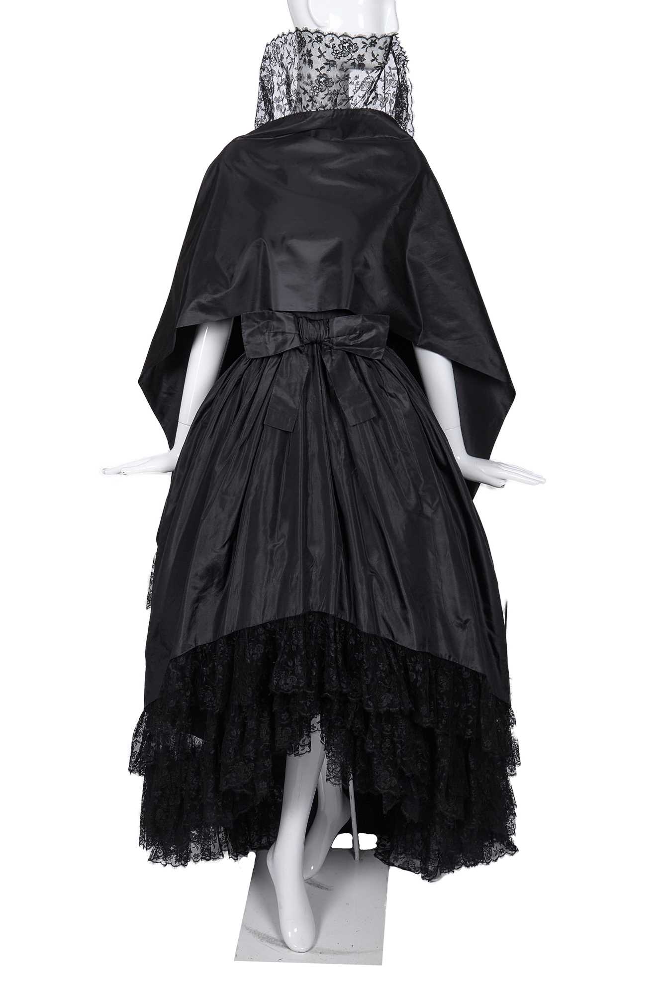 Lot 250 - An important Christian Dior haute couture by Yves Saint Laurent 'Labia' gown and stole, '1960 Line', Autumn-Winter 1959-60
