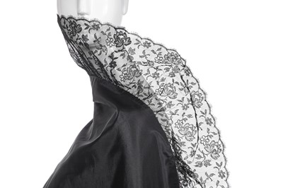 Lot 250 - An important Christian Dior haute couture by Yves Saint Laurent 'Labia' gown and stole, '1960 Line', Autumn-Winter 1959-60