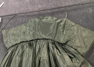 Lot 250 - An important Christian Dior haute couture by Yves Saint Laurent 'Labia' gown and stole, '1960 Line', Autumn-Winter 1959-60