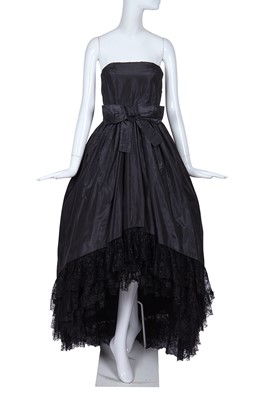 Lot 250 - An important Christian Dior haute couture by Yves Saint Laurent 'Labia' gown and stole, '1960 Line', Autumn-Winter 1959-60
