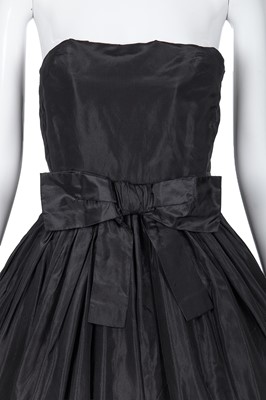 Lot 250 - An important Christian Dior haute couture by Yves Saint Laurent 'Labia' gown and stole, '1960 Line', Autumn-Winter 1959-60