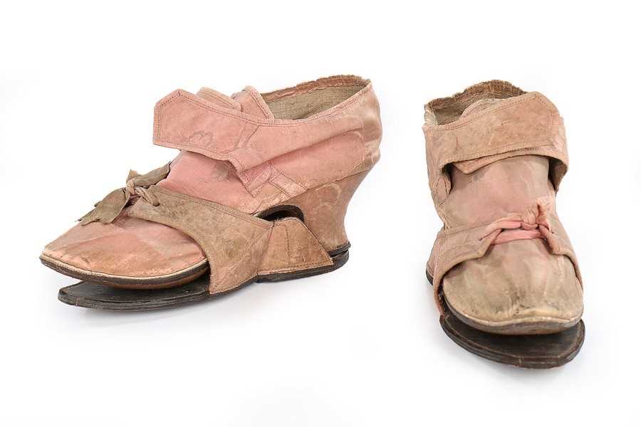 Lot 118 - A pair of pink silk damask shoes with matching...