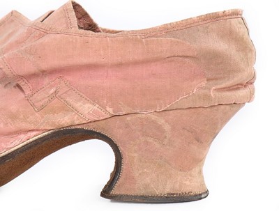 Lot 118 - A pair of pink silk damask shoes with matching...