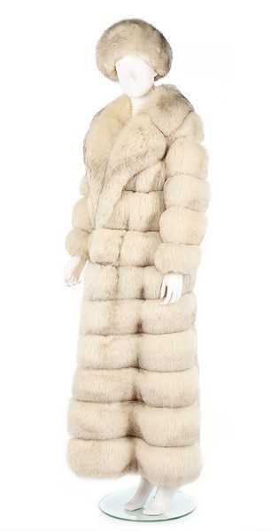 Lot 22 - A fine Dicker & Dicker arctic fox coat, with...