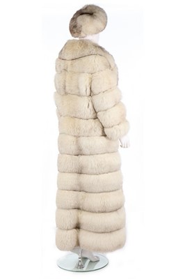 Lot 22 - A fine Dicker & Dicker arctic fox coat, with...