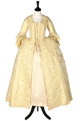 Lot 117 - A pale primrose damask satin robe à la...